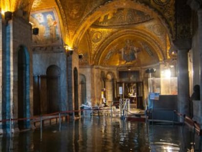 La basílica de San Marcos esquiva  el apocalipsis , según su responsable, mientras el museo de arte moderno sufre un incendio y la Bienal cierra al público