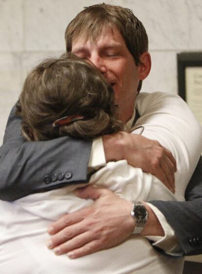 El denunciante Kerry Lewis abraza a su madre tras escuchar el fallo contra la organización de Boy Scouts de EE UU
