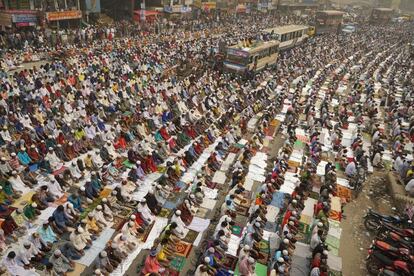 Cientos de musulmanes interrumpen su vida cotidiana para asistir a los rezos del viernes en las calles de Tongi en Bangladesh durante una reunión musulmana de tres días.