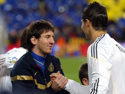 Messi y Cristiano Ronaldo se saludan antes del Barça-Madrid del curso pasado.