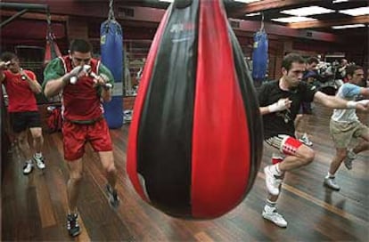 Un grupo de clientes se entrena en las instalaciones del gimnasio Barceló, el pasado miércoles.