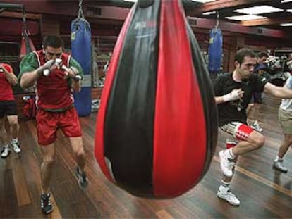 Un grupo de clientes se entrena en las instalaciones del gimnasio Barceló, el pasado miércoles.