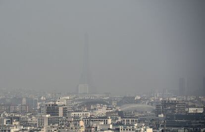 La Torre Eiffel y los tejados de Par&iacute;s cubiertos por una nube de contaminaci&oacute;n. 