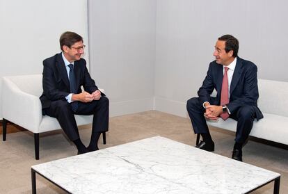 José Ignacio Goirigolzarri, presidente de Bankia, y  Gonzalo Gortázar, consejero delegado de CaixaBank.