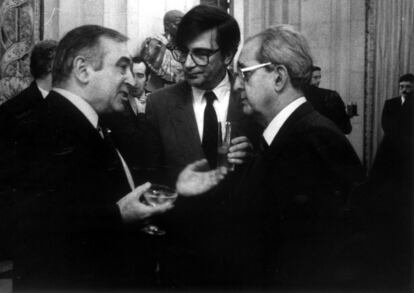 De izquierda a derecha, Nicolás Redondo, Ernest Lluch y Fernando Morán, en el la recepción en el Palacio Real, tras el acto de imposición de las medallas al Mérito Constitucional con motivo del aniversario de la Constitución, en 1988.