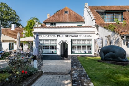 El Museo Paul Delvaux se ubica en una casa de pescadores del s XIX, cerca de la playa de Saint-Idesbald y expone varias obras del pintor, algunas donadas por él mismo.