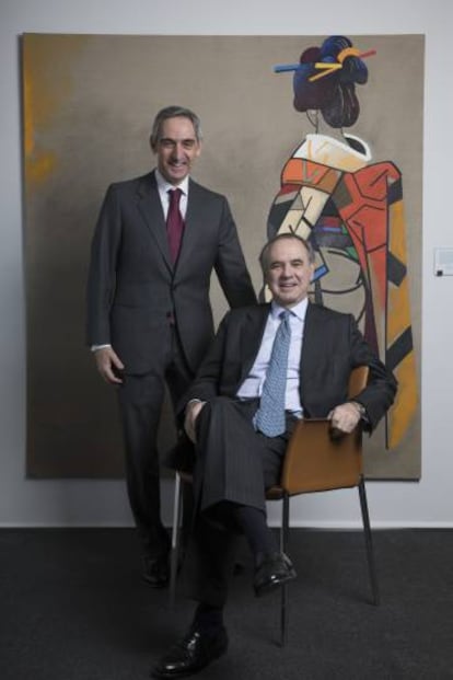 Salvador Sánchez-Terán, de pie junto a Luis de Carlos Bertrán, en la sede de Uría Menedez, en Madrid.