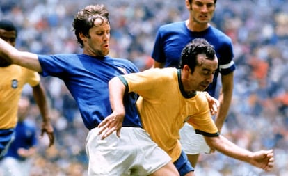 Tostão (derecha) pugna con el italiano Rosato en la final del Mundial 1970.