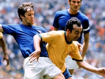 Tostão (direita) disputa bola com o italiano Rosato na final da Copa do Mundo de 1970.