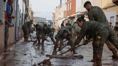 Varios soldados del regimiento 21 de marines trabajan en las labores de retirada del lodo acumulado en la Masía del Oliveral, en Riba-Roja, el pasado 18 de enero.