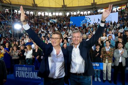 Alberto Núñez Feijóo y Alfonso Rueda, este sábado al comienzo de su mitin en la plaza de toros de Pontevedra.