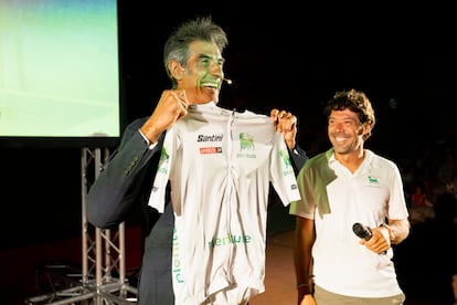 El presentador, Jorge Fernández, junto al excampeón del mundo de ciclismo Óscar Freire, en la proyección del cortometraje en Piornal (Cáceres).