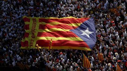 Manifestantes portan una estelada gigante en Barcelona en la Diada de 2015.