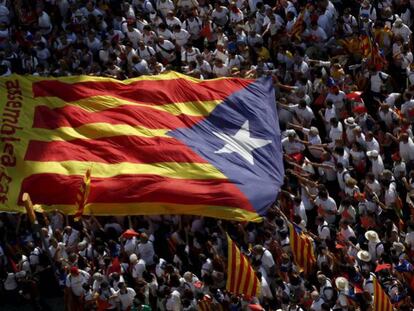 Manifestantes portan una estelada gigante en Barcelona en la Diada de 2015.