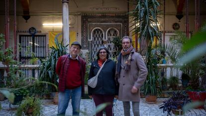 De izquierda a derecha, José Pedrinazzi, Nora Casalanga y Manuel Pombero, miembros de la directiva de la Asociación Casa del Pumarejo, en el palacio.