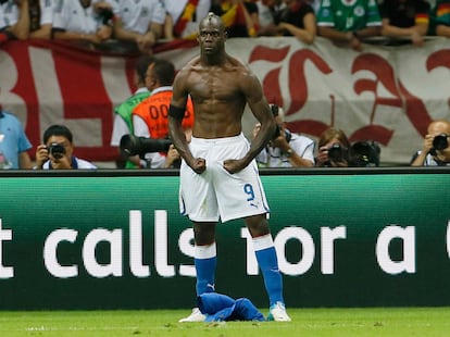 Mario Balotelli celebra su segundo gol frente a Alemania marcando músculo. El delantero de Italia fue clave en la victoria de su selección ante una Alemania que no pudo remontar el resultado.