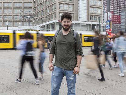 Rames (23) refugiado sirio que lleg&oacute; hace un a&ntilde;o a Berlin, en Alexanderplatz en Berl&iacute;n.  