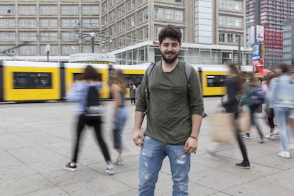 Rames (23) refugiado sirio que llegó hace un año a Berlin, en Alexanderplatz en Berlín.