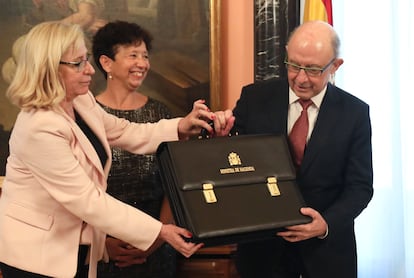 Cristóbal Montoro, en el acto de traspaso de la cartera de Hacienda a la nueva ministra socialista, María Jesús Montero en la sede del Ministerio, en 2018.