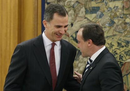 El Rey Felipe VI conversa con el diputado de UPN Javier Esparza