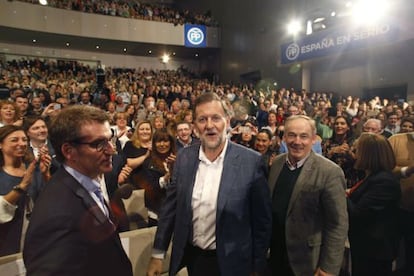 Mariano Rajoy a l'inici del míting del seu partit a la Corunya, després de l'agressió soferta mentre feia una passejada per Pontevedra.