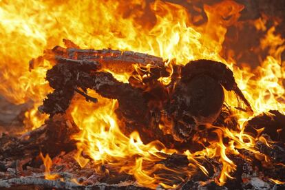 Ante la imposibilidad de recoger y enterrar todos los cadáveres, muchos cuerpos fueron quemados en la calle para evitar el contagio y la transmisión de enfermedades