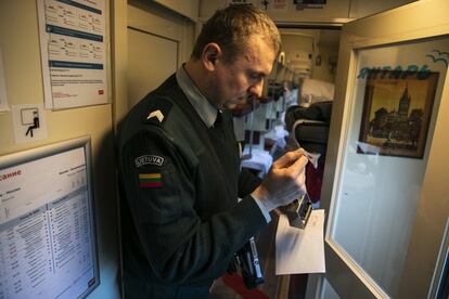 Un policía lituano registra en el interior de uno de los vagones del tren ruso a los más de 200 viajeros. El tren tarda más de 30 horas en llegar a Kaliningrado desde Moscú.