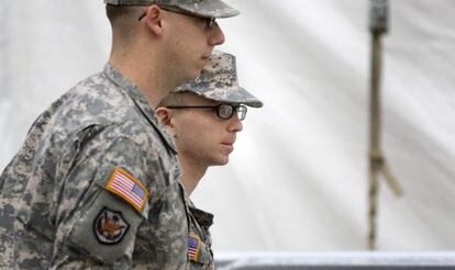 Bradley Manning (C) es escoltado al tribunal hoy domingo.