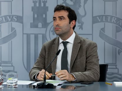 El ministro de Economía, Carlos Cuerpo, durante la rueda de prensa posterior al Consejo de Ministros, el 19 de marzo.