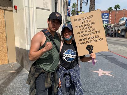Los hermanos Sean y Jaden See, protestan en Los Ángeles.