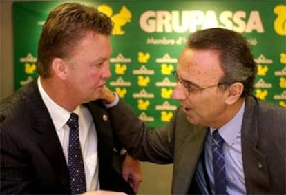 Van Gaal y Gaspart, ayer en la rueda de prensa de despedida del técnico.