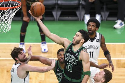 Tatum lanza por encima de Kleber y Blake Griffin en el Celtics-Nets.