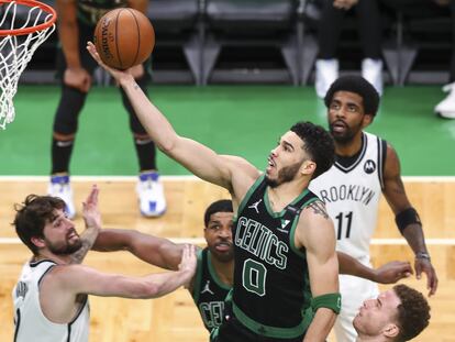 Tatum lanza por encima de Kleber y Blake Griffin en el Celtics-Nets.