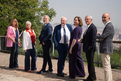 Los candidatos de los diferentes partidos a la alcaldía de Barcelona, el viernes en el parque de Montjuïc. Desde la izquierda: Eva Parera (Valents), Anna Grau (Ciudadanos), Jaume Collboni (PSC), Ernest Maragall (ERC), Ada Colau (Comunes), Xavier Trias (Junts) y Daniel Sirera (PP).