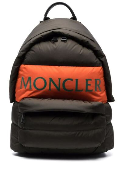 Las mochilas de la nueva temporada de Moncler evocan el clásico acolchado que caracteriza a sus abrigos. Este modelo Legere está rematado con materiales reciclados que respetan el medio ambiente. Un gesto del compromiso de la marca francesa con gestionar los recursos de forma sostenible. Está rellena de plumas de ganso y, además del compartimento principal y el delantero, cuenta con bolsillos internos con cremallera. El logo de la firma estampado en tonos naranjas le da el broche final. Precio: 590 euros.