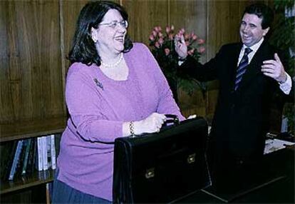 Elvira Rodríguez toma la cartera de Medio Ambiente en presencia del ministro saliente, Jaume Matas.