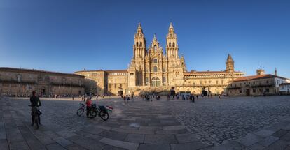 Plaza del Obradoiro (Santiago de Compostela, A Coruña). “En Compostela las horas son una misma hora, eternamente repetida bajo el cielo lluvioso”, decía Valle-Inclán. En la plaza del Obradoiro, alrededor de la tumba del apóstol, los estilos románico, renacentista, plateresco, barroco y neoclásico se conjugan en la armonía que da la piedra. 