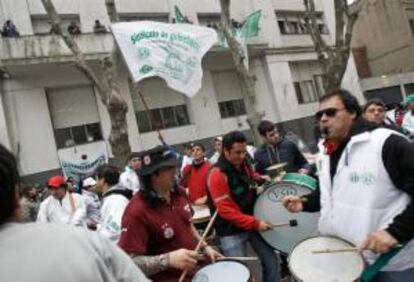 Una comparsa perteneciente a trabajadores de la Unión de Recibidores de Granos de la República Argentina (URGARA) y el Sindicato Unidos Portuarios Argentinos (SUPA) se manifiesta este viernes 12 de julio de 2013, en Buenos Aires, Argentina.