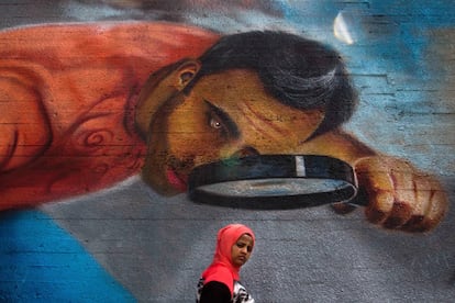 Una mujer pasa delante de un grafiti en Beirut (Líbano).