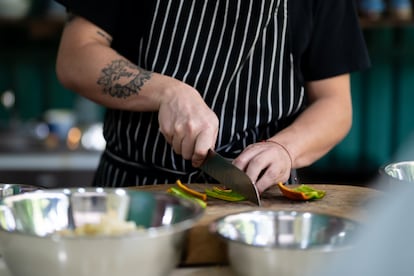 El chef Alpízar, prepara los ingredientes para cocinar.