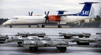 Dos aviones Dash 8-Q400 de las aerolíneas escandinavas SAS en el aeropuerto norte de Arlanda, Suecia.