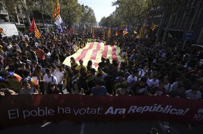 Una pancarta que lee en catalán "El pueblo ha votado: ¡Ahora República!" encabeza la marcha de estudiantes en Barcelona.  