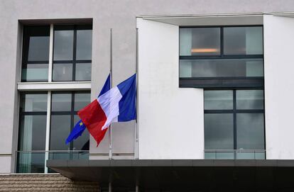 Banderas de Francia y Europa a media asta en la Embajada Francesa en Berlín, Alemania.