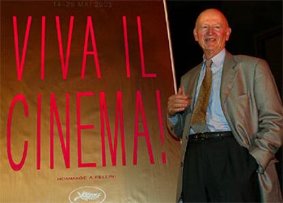 Gilles Jacob, presidente de la edición número 56 del Festival de Cannes, posa junto a uno de los carteles del evento.