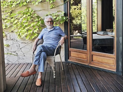 Óscar Tusquets, sentado en el patio de Villa Andrea, su casa del Barcelona, donde ha tenido que recluirse por la pandemia. |