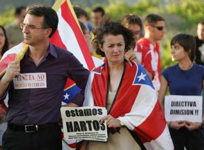 Aficionados del Atltico de Madrid protestan por la venta del Vicente Caldern.