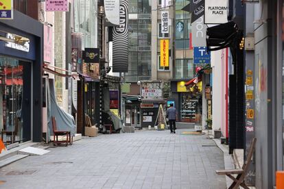 Un hombre camina por la zona comercial Myeong-dong, en Seúl (Corea del Sur). El Gobierno coreano ha endurecido las medidas de distanciamiento tras un repunte de los casos de coronavirus en las últimas semanas.