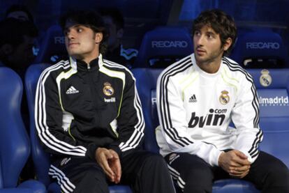 Pedro León (a la izquierda), junto a Granero, en el banquillo del Bernabéu.