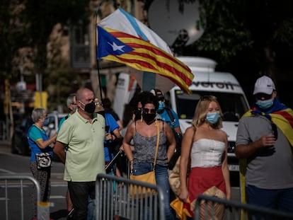 Varios ciudadanos con banderas independentistas en la Diada de 2020.