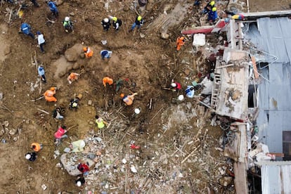 Los equipos de rescate trabajan en la búsqueda de víctimas entre los escombros provocados por un deslizamiento de tierra a causa de las fuertes lluvias en la localidad colombiana de Pereira (oeste del país). El alud ha provocado la muerte de al menos 15 personas tras el hallazgo anoche del cuerpo sin vida de una de las personas que seguían desaparecidas, según el último balance ofrecido por las autoridades colombianas.